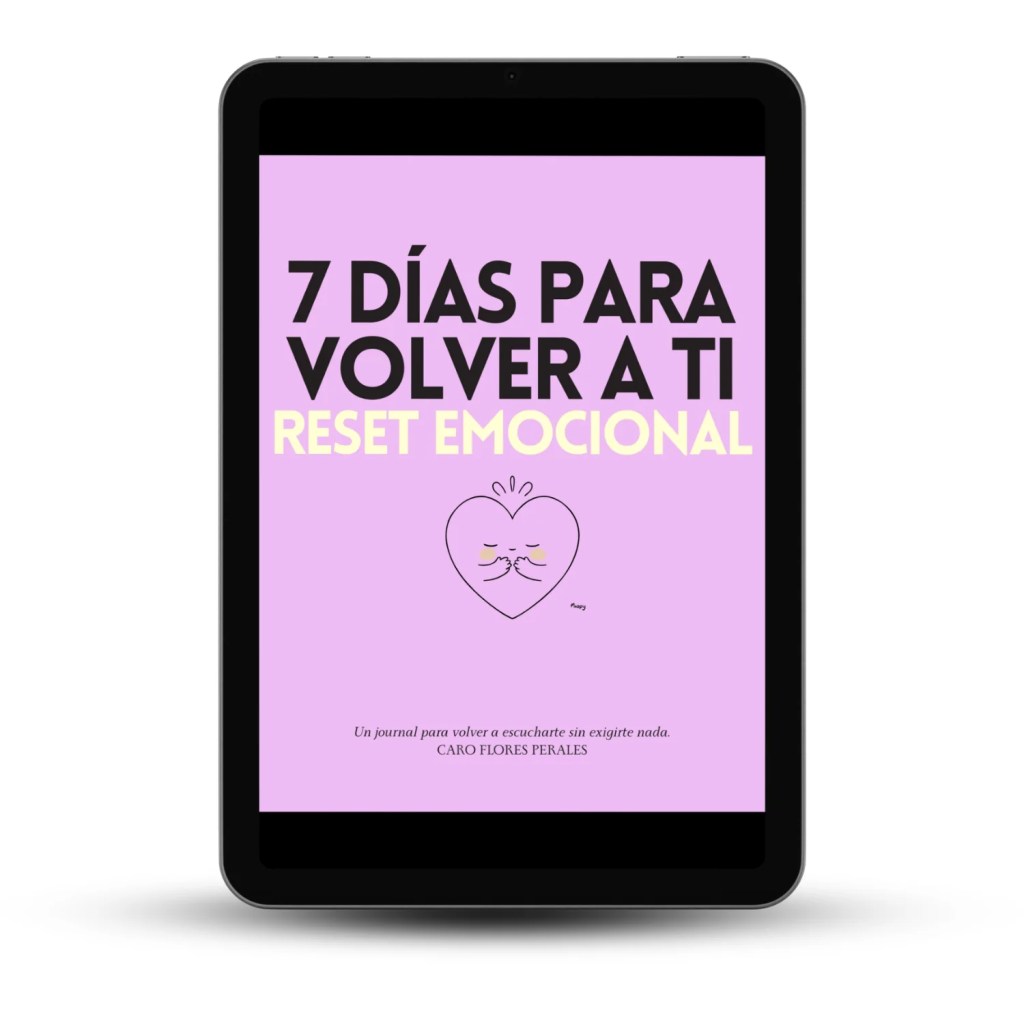 Imagen de una tablet mostrando la portada del libro '7 DÍAS PARA VOLVER A TI RESET EMOCIONAL' con un fondo rosa y un corazón dibujado.